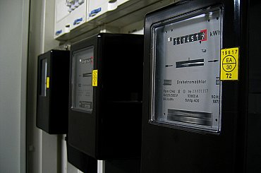 Briti preferujú zníženie spotreby elektriny namiesto odloženia platby