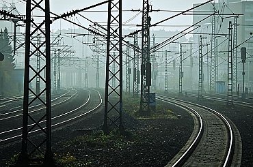 Porucha trakčního vedení komplikuje provoz vlaků mezi Prahou a Berounem