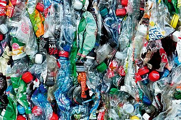 Konec znečištěných oceánů? Vědci vyvinuli plast rozložitelný ve slané vodě