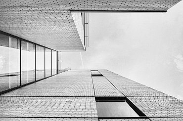 První vertikální solární elektrárna od ČEZ ESCO