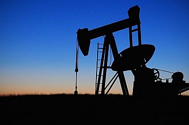 OPEC+ kvůli poklesu cen ropy odkládá plánované zvýšení těžby